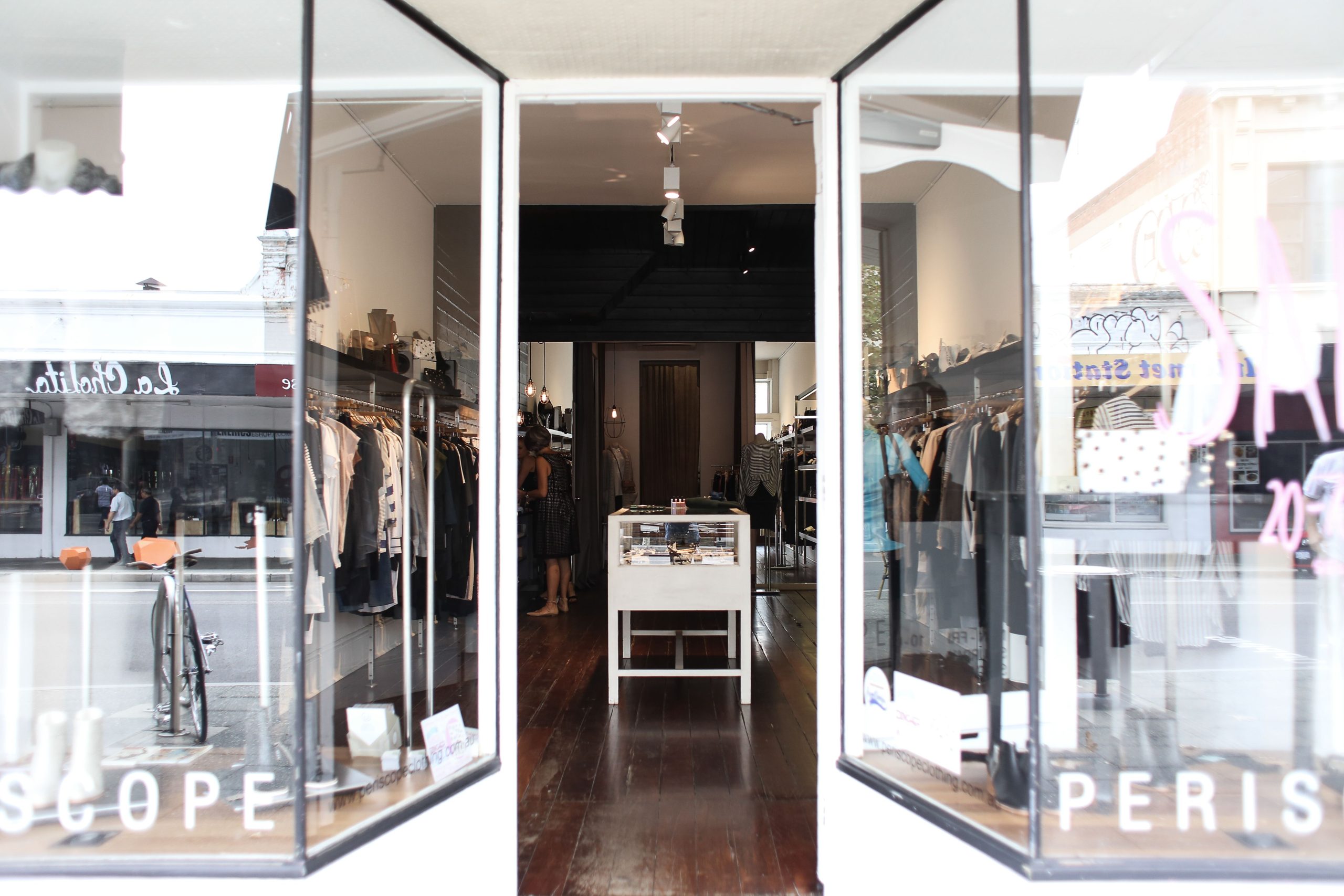 Boutique élégante vêtements accessoires cadre contemporain