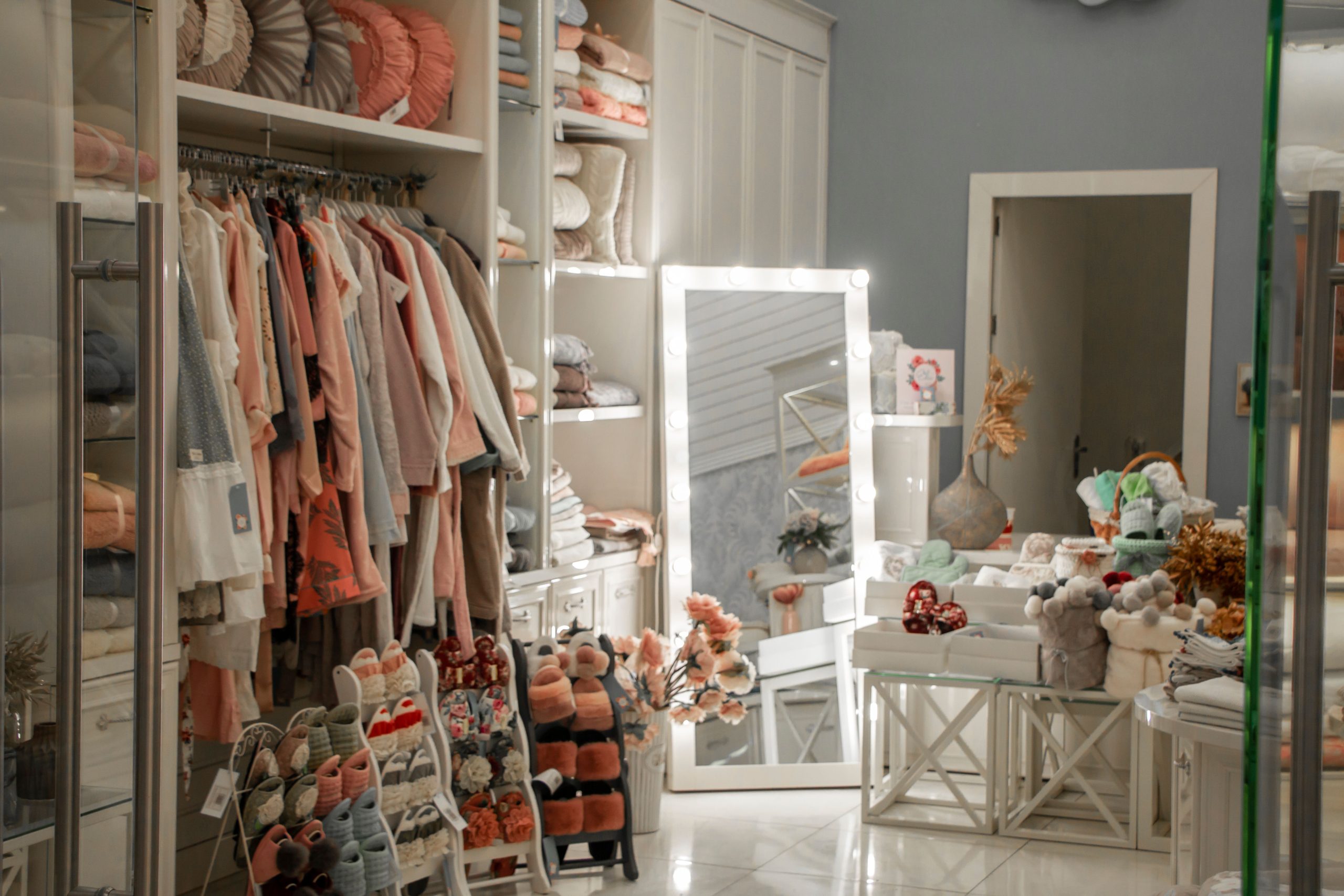 Intérieur boutique vêtements textiles tons chaleureux