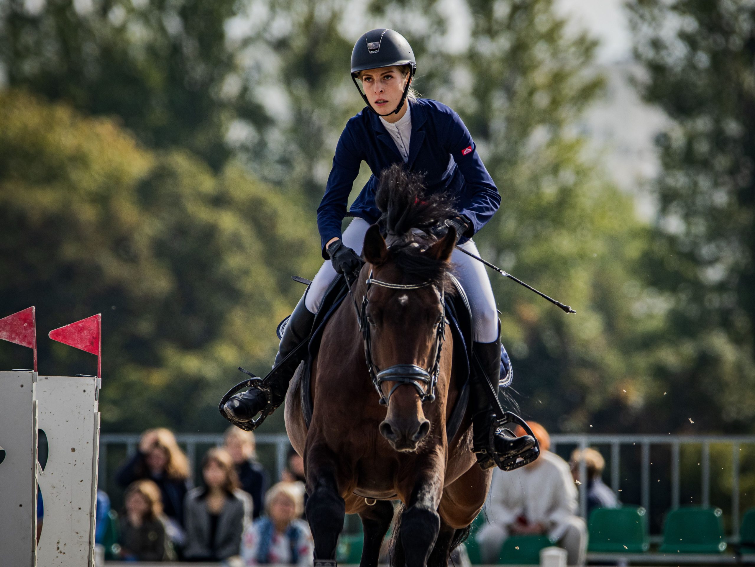 Cavalière concentrée lors de compétition équestre