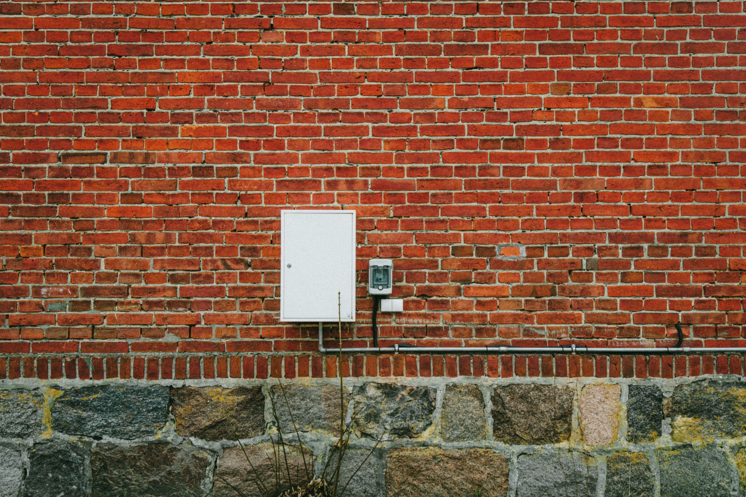 Coffret comptage sur mur brique rouge