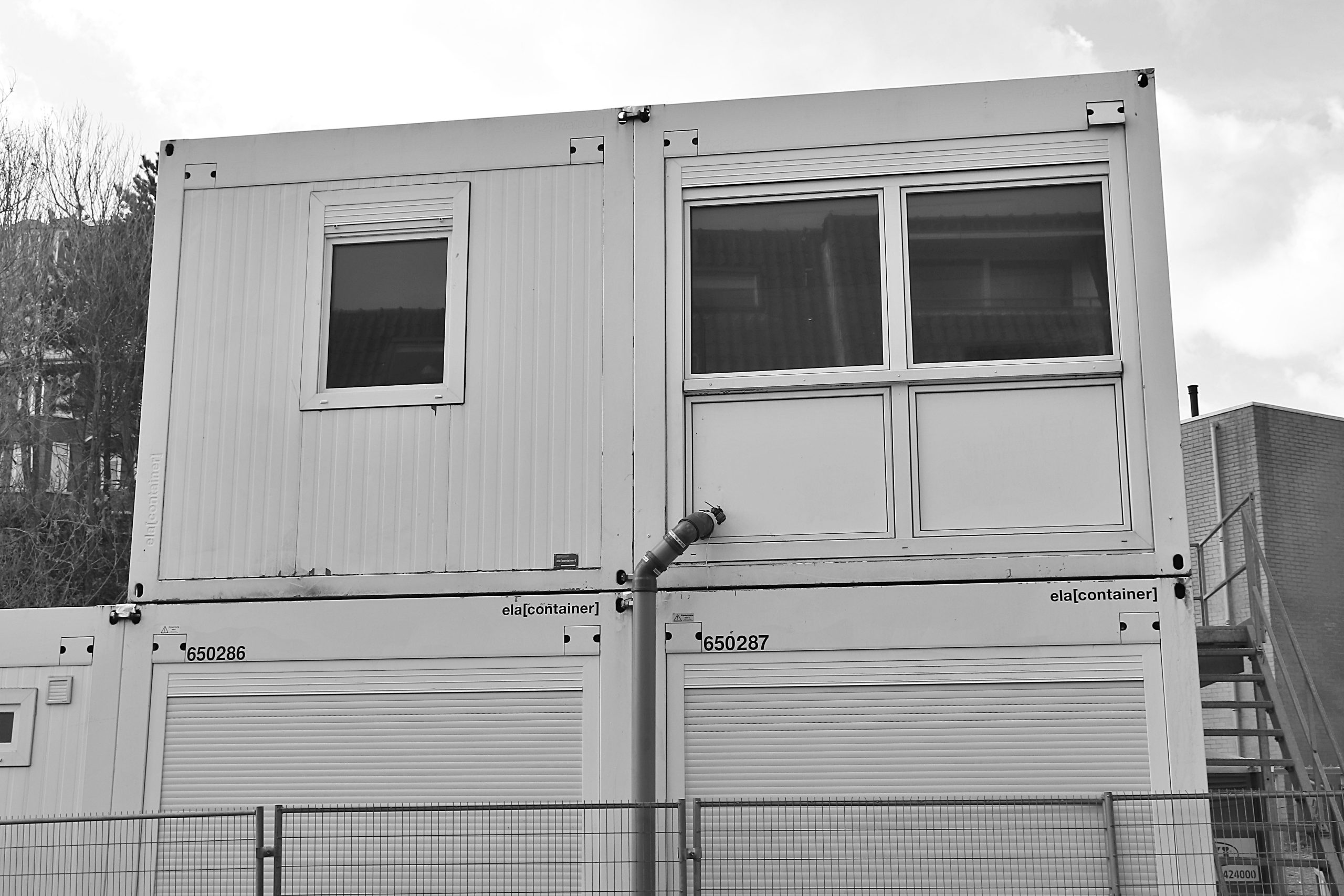 Conteneurs empilés modulaires sur chantier construction