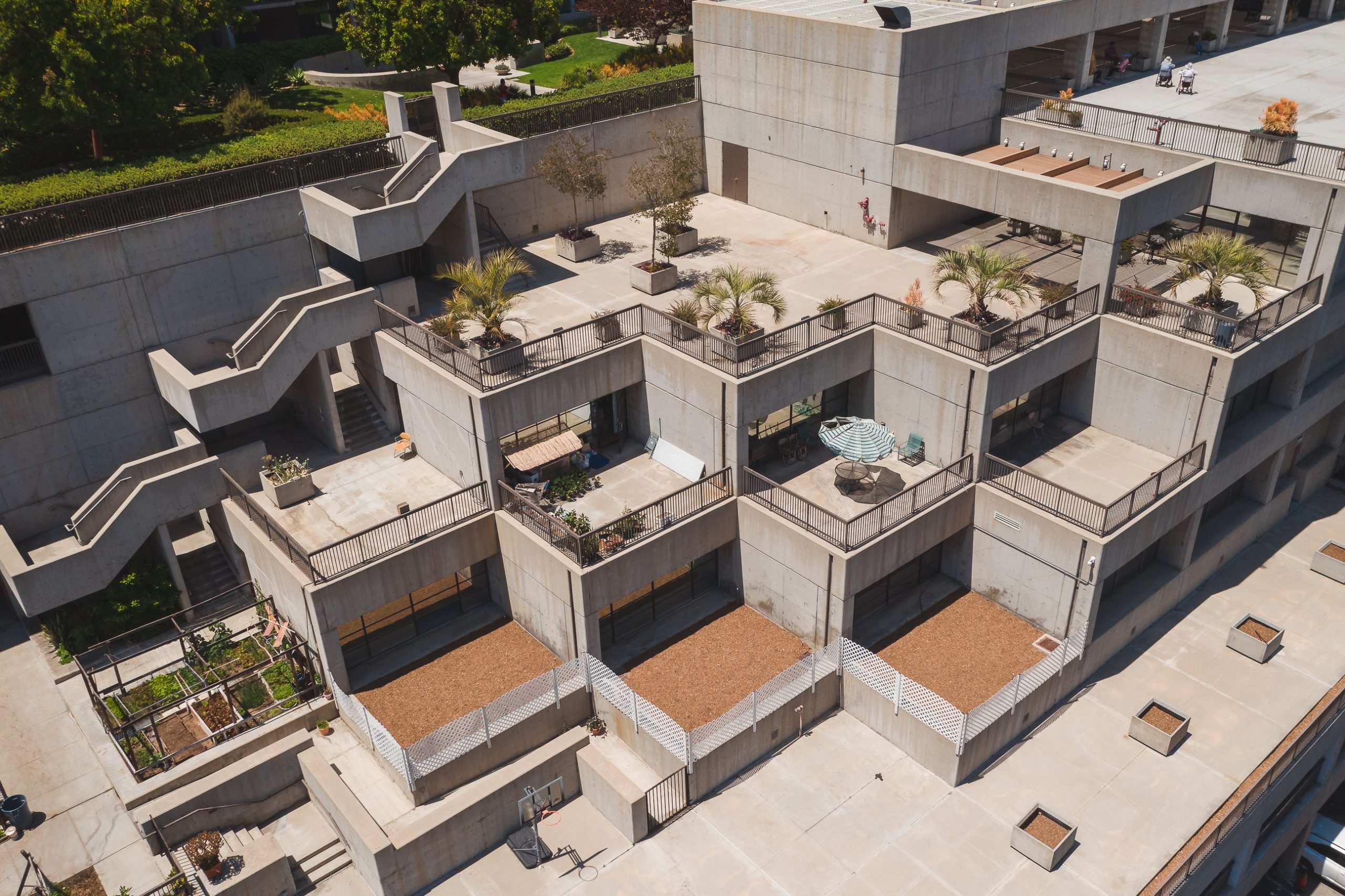 Vue aérienne terrasse béton design géométrique