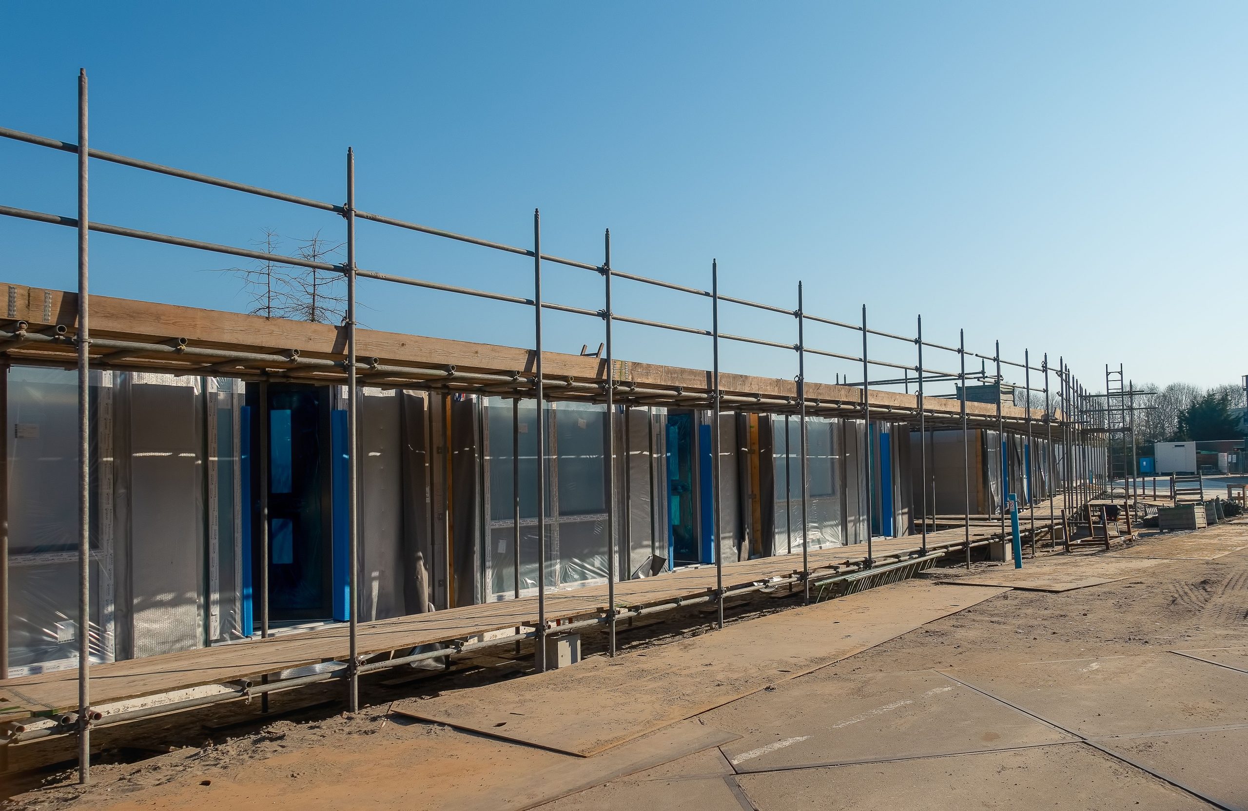 Chantier en cours avec échafaudages et structure
