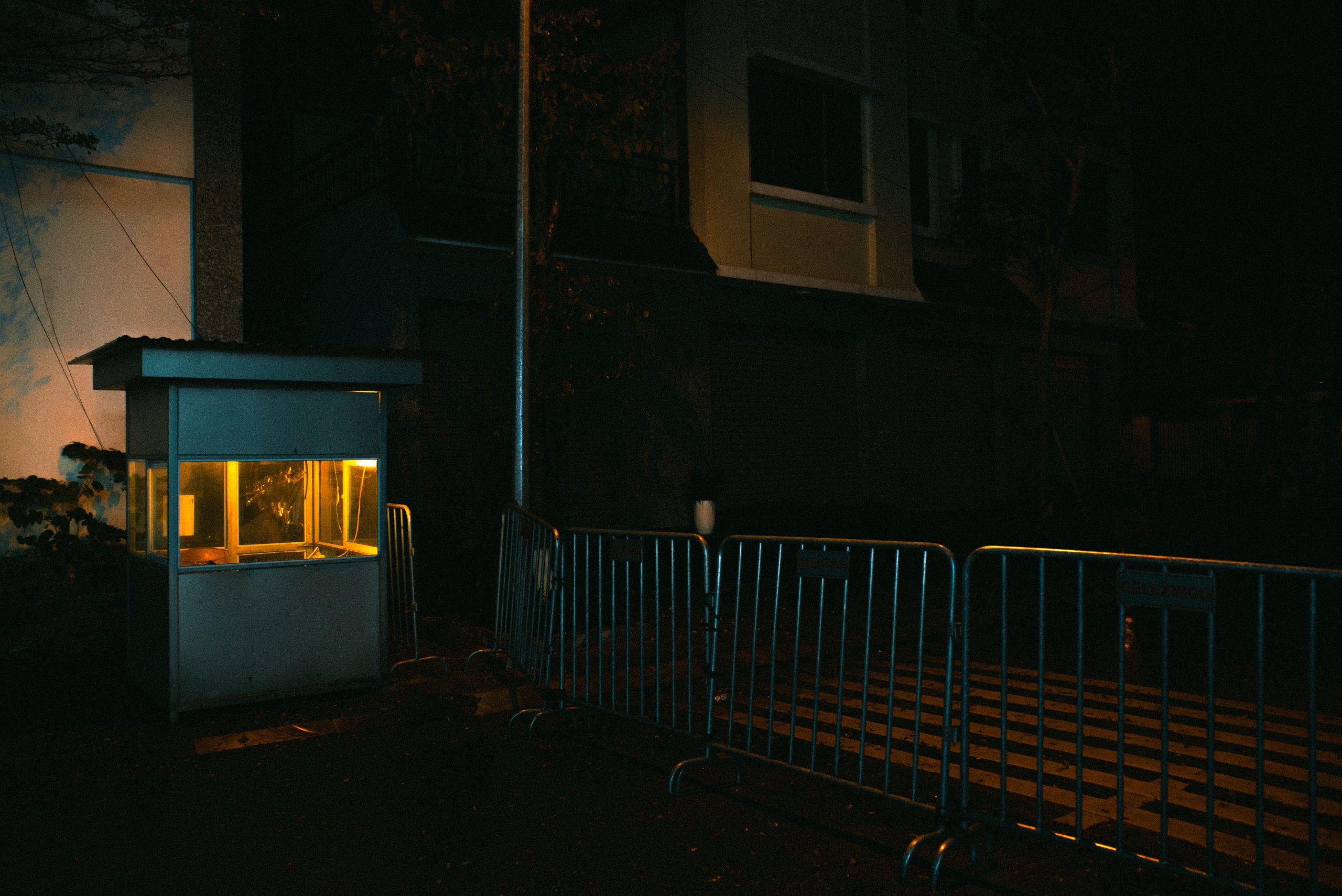 Guérite de surveillance en rue de nuit