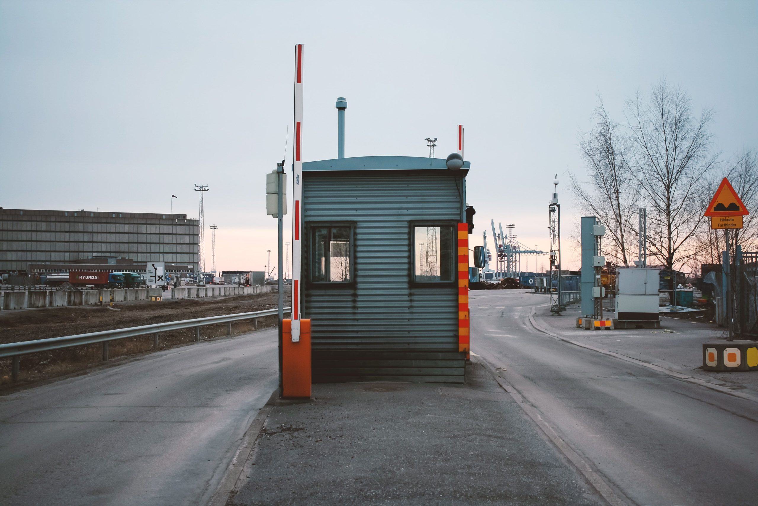 Checkpoint industriel avec barrière au port