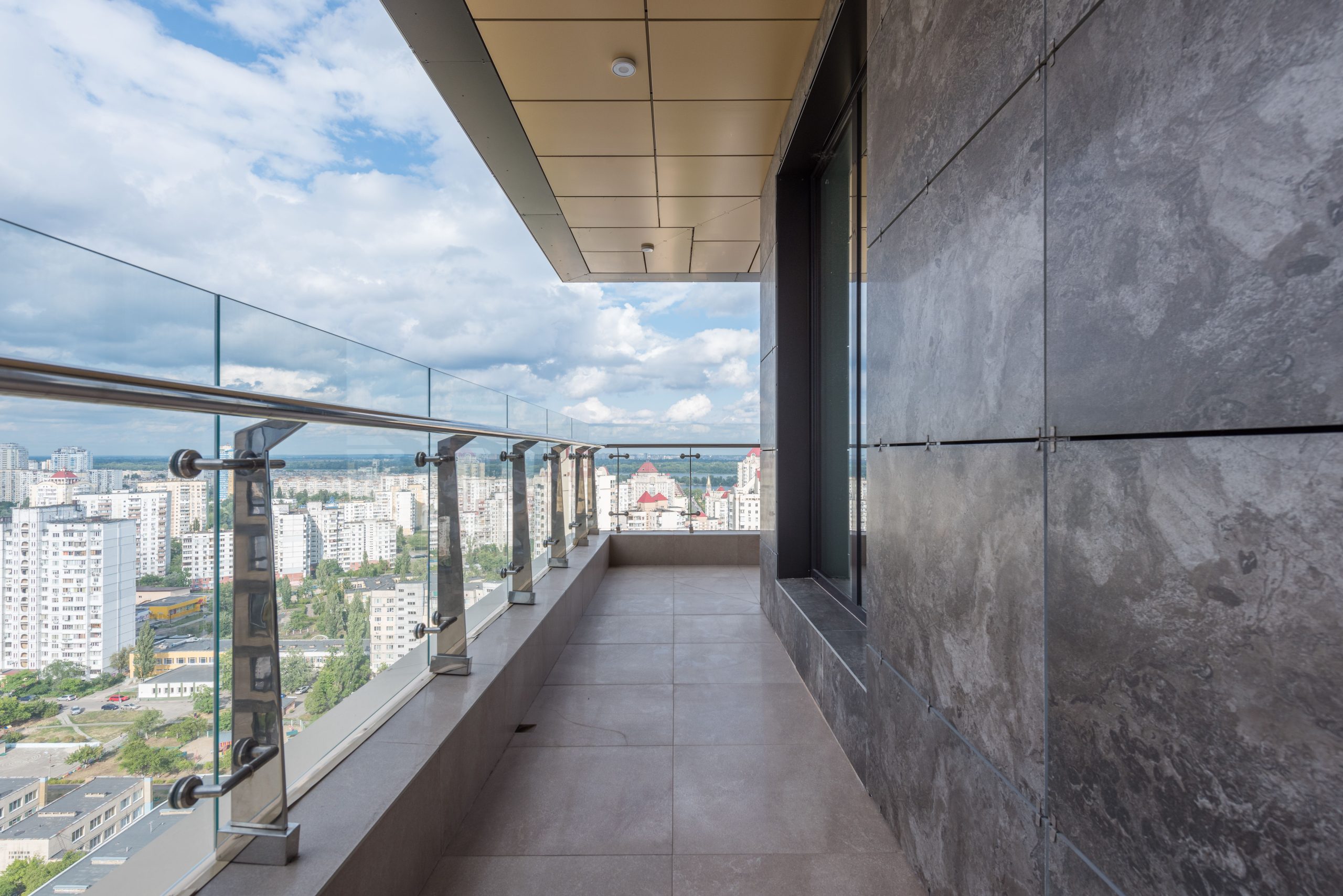 Terrasse spacieuse avec barrière verre moderne