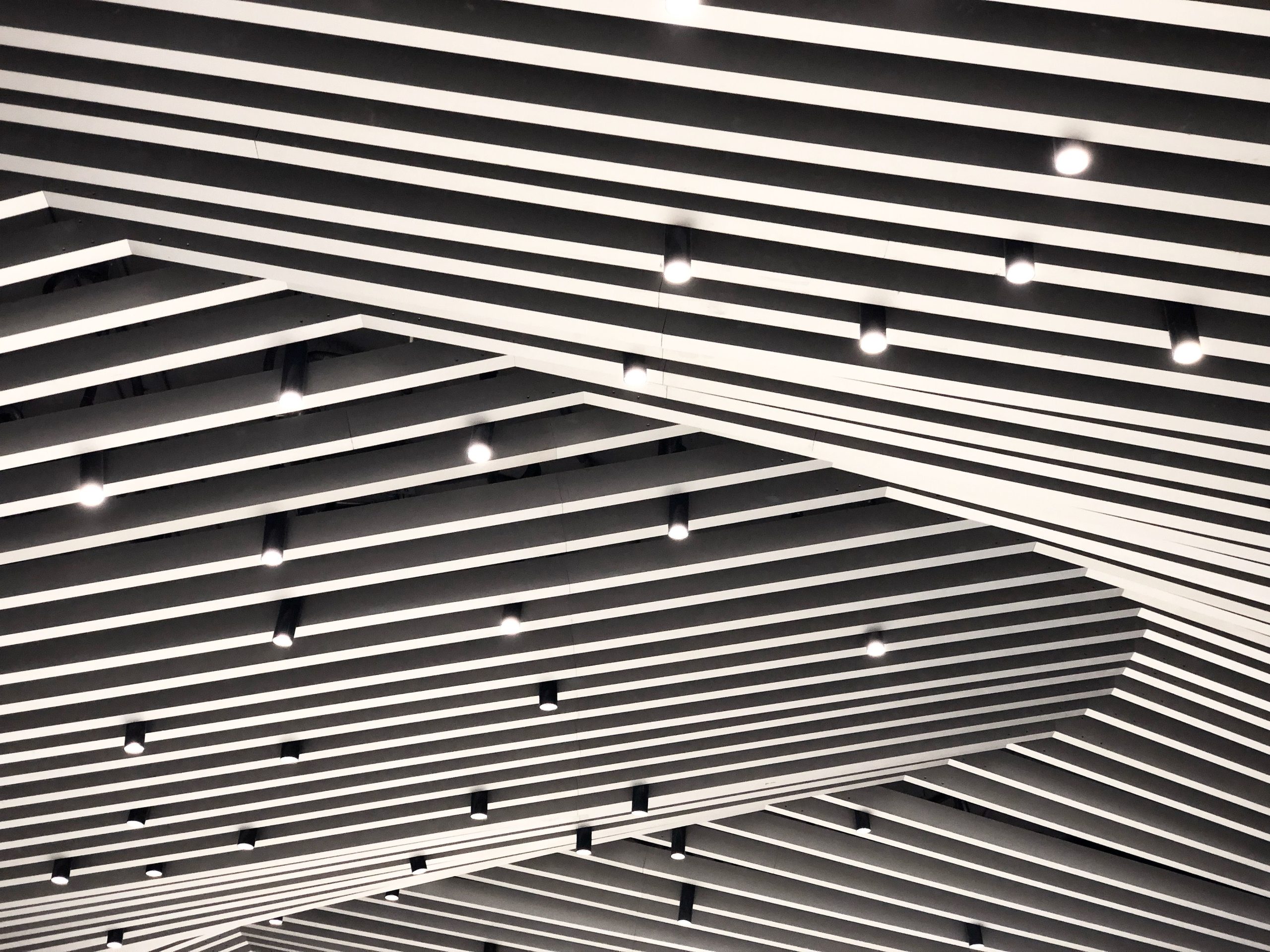 Vue abstraite d'un plafond rayé avec spots