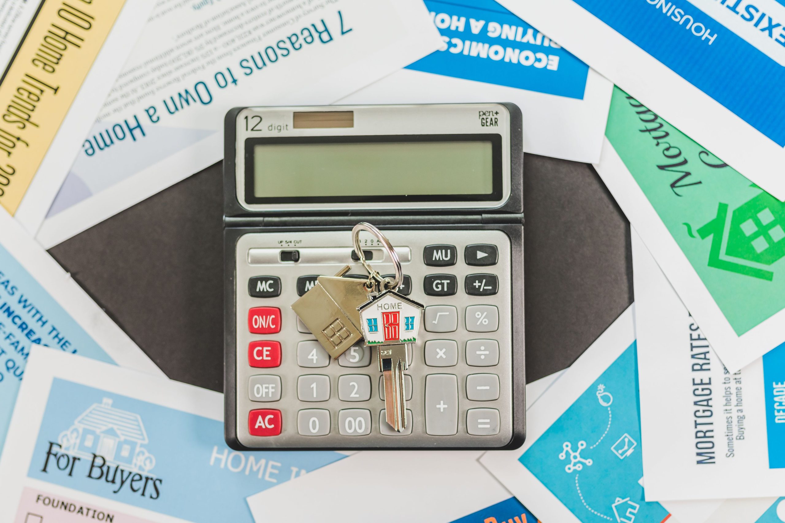 Calculatrice, clés et documents immobiliers achat maison
