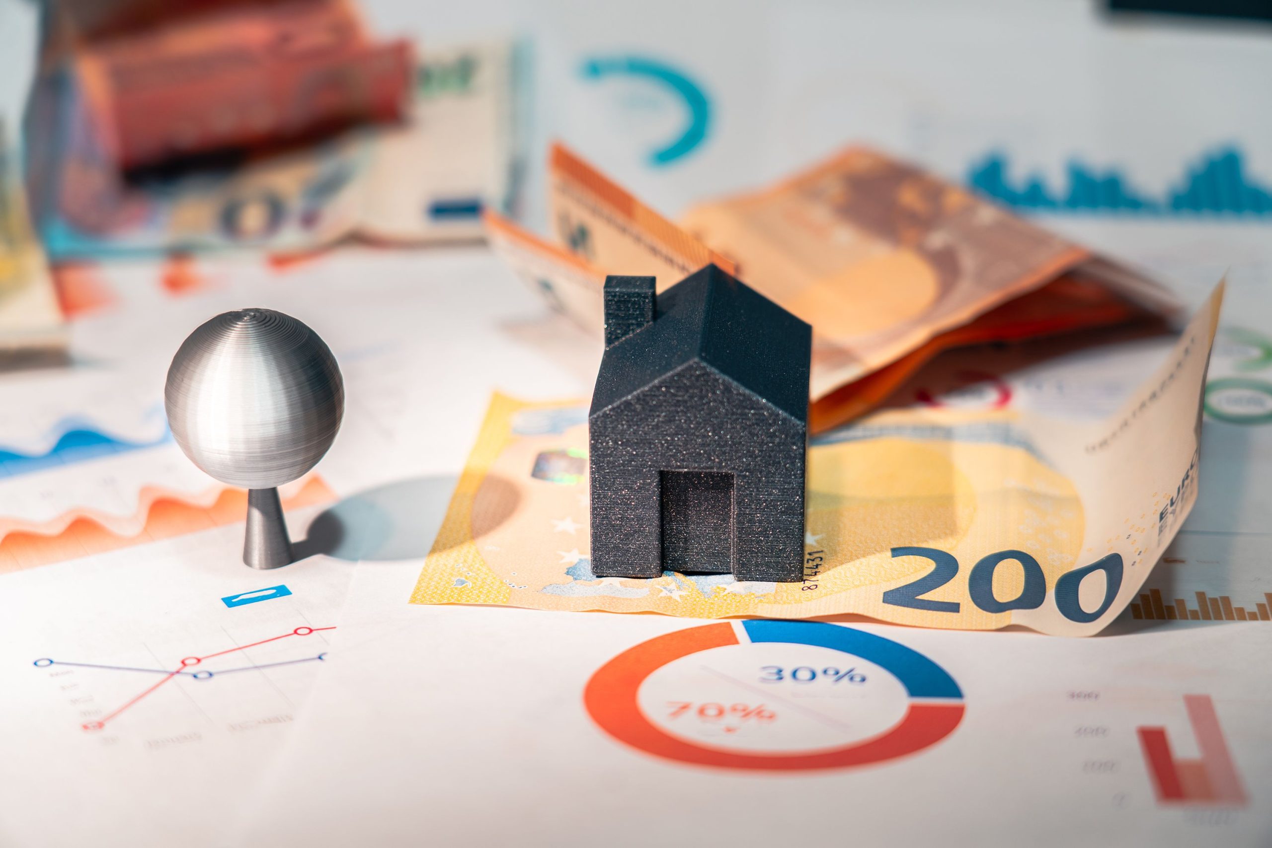 Pièces d'euros et graphiques symbolisant l'investissement immobilier