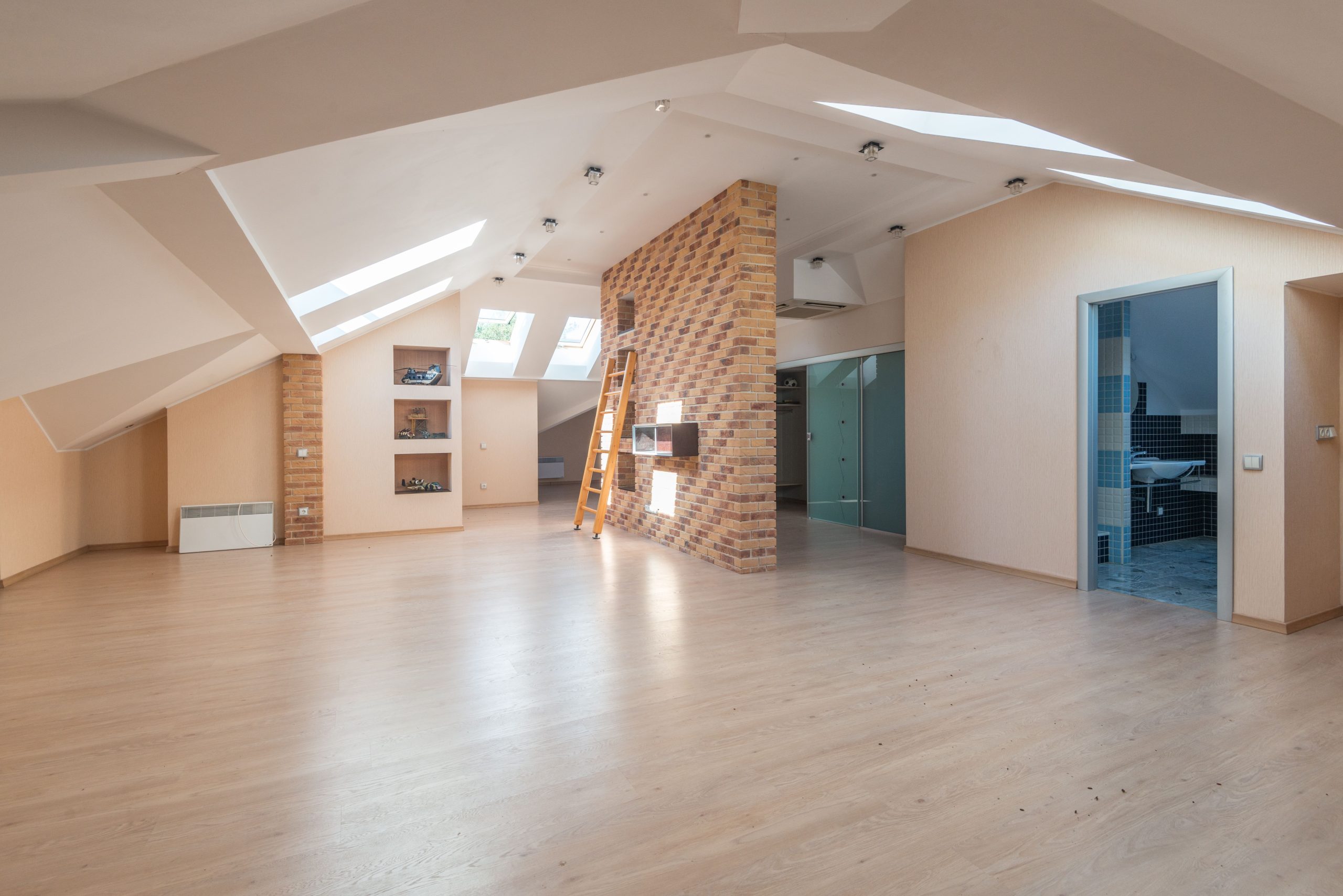 Loft mansardé lumineux design contemporain poutres