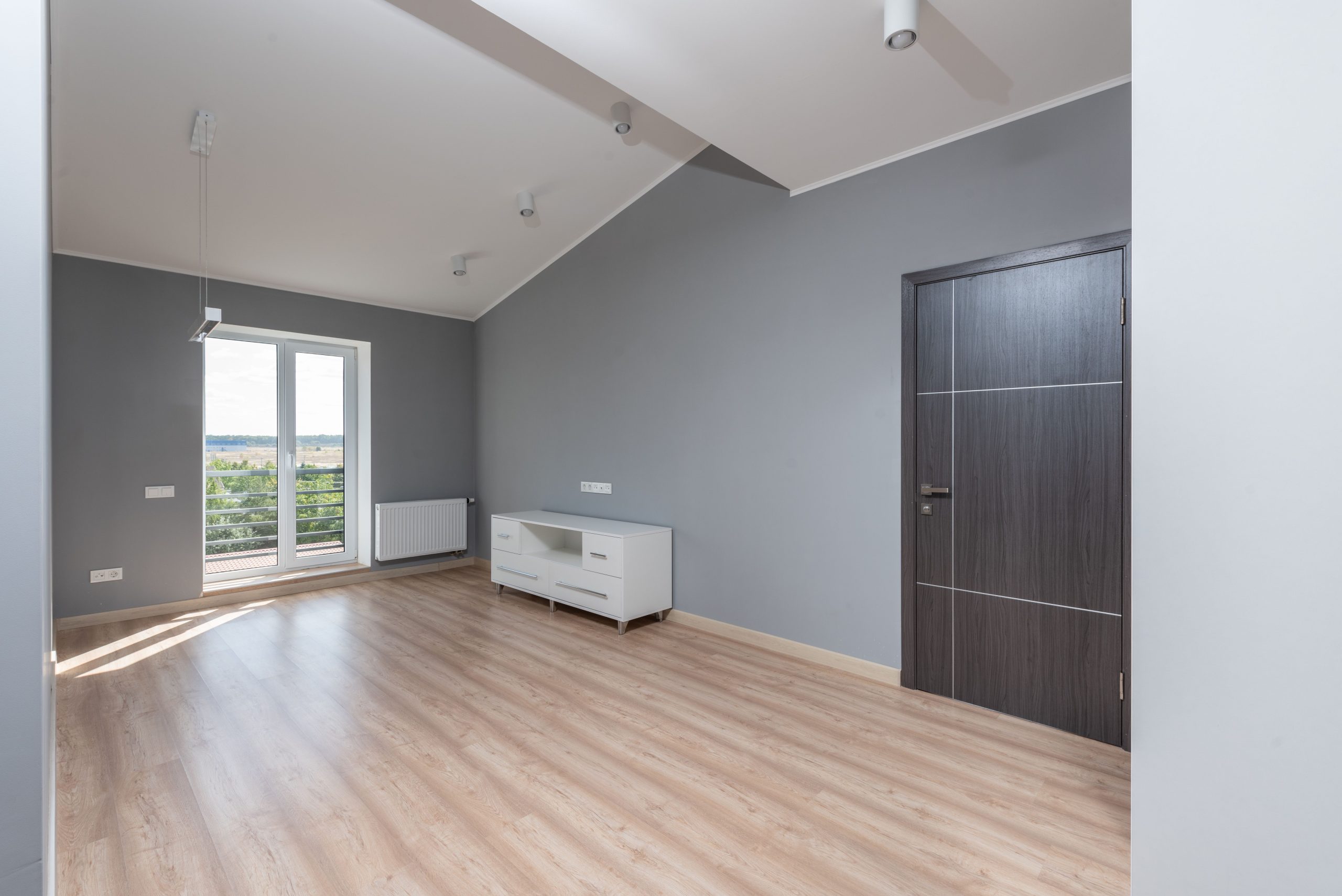 Pièce moderne lumineuse avec parquet clair