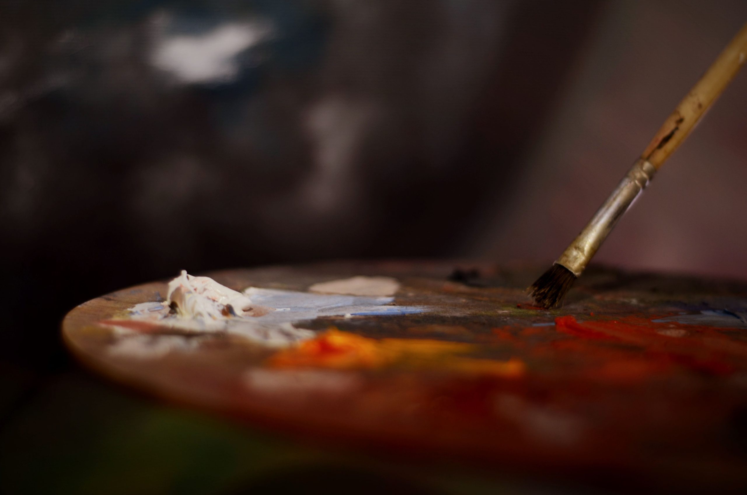 Palette artistique avec peintures et pinceaux colorés
