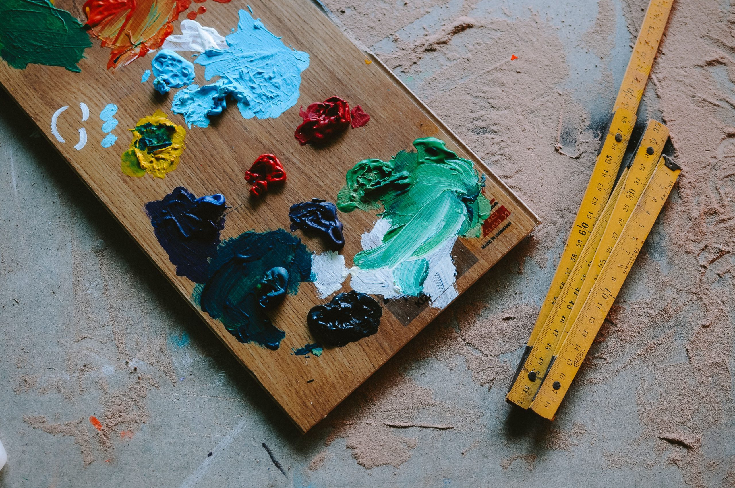 Peintures huile vibrantes sur palette bois