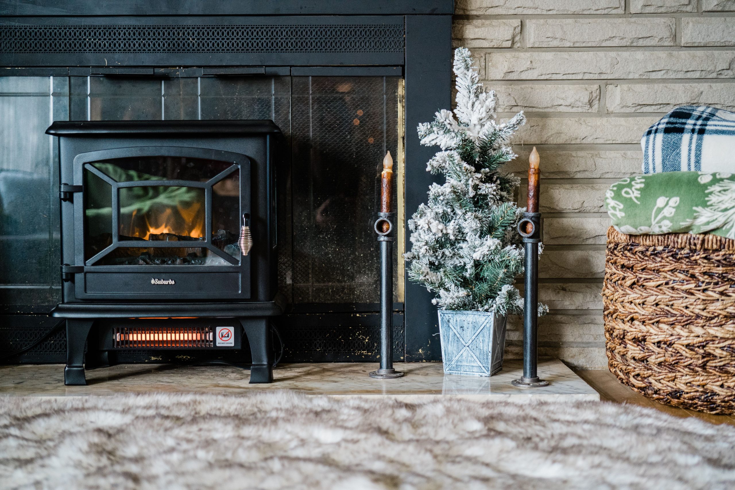 Intérieur cosy avec poêle allumé et décoration hivernale