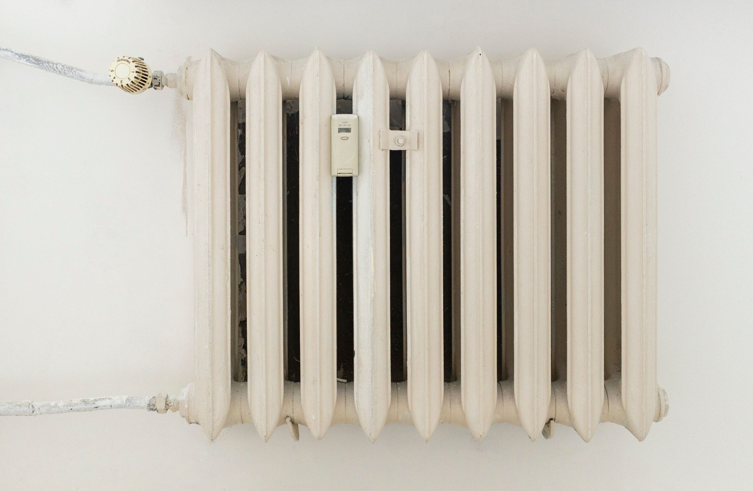 Radiateur métallique blanc classique sur mur uni