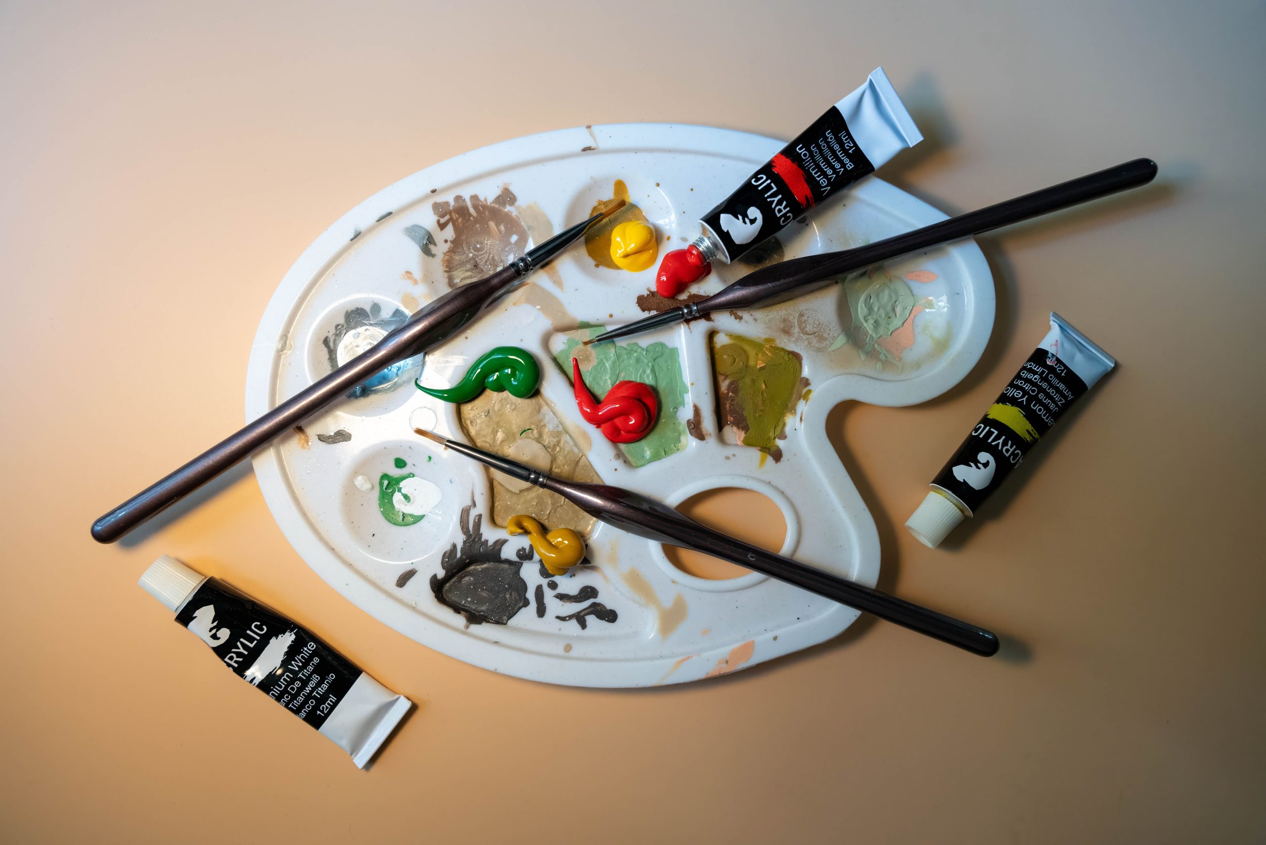 Tubes peinture acrylique et pinceaux sur palette